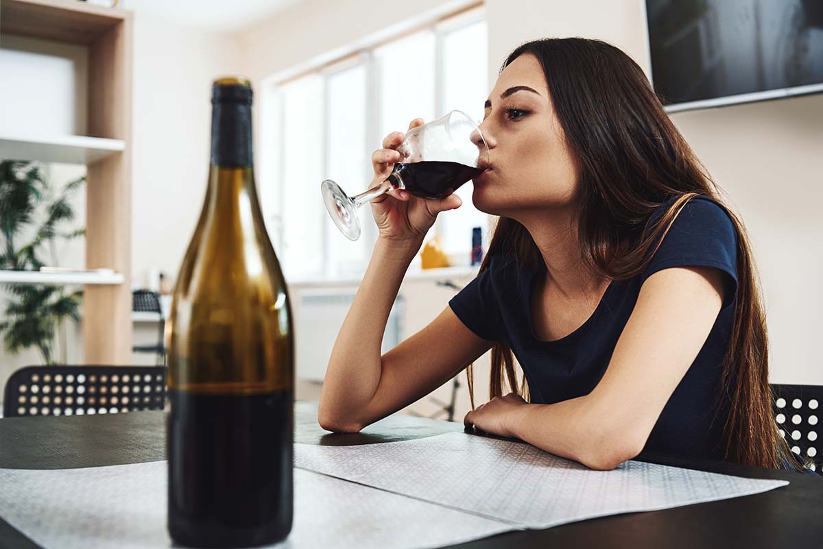 woman drinking alone signs of a functioning alcoholic