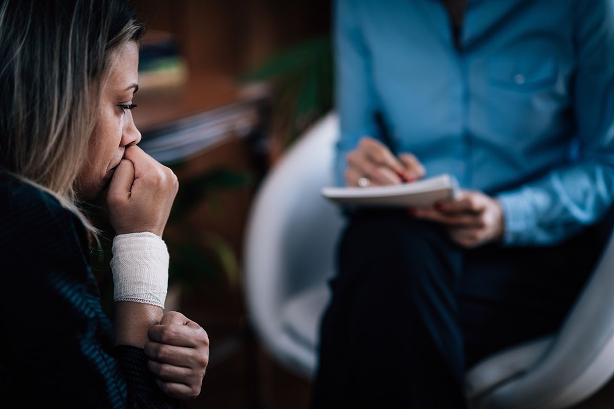 woman learning through cognitive behavioral therapy