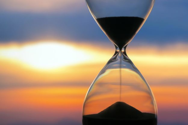 hourglass represents alcohol detox timeline