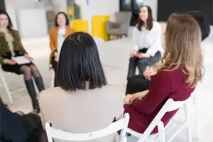group discussion exploring the importance of peer support in recovery