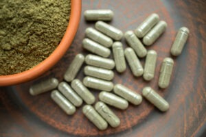 kratom-powder-and-capsules