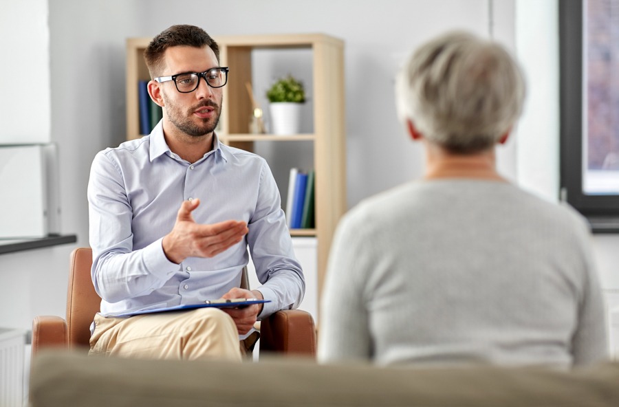 One-on-one counseling in individual therapy program